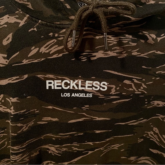 COPY - Y&R camo hoodie! 🔥 - Picture 2 of 4